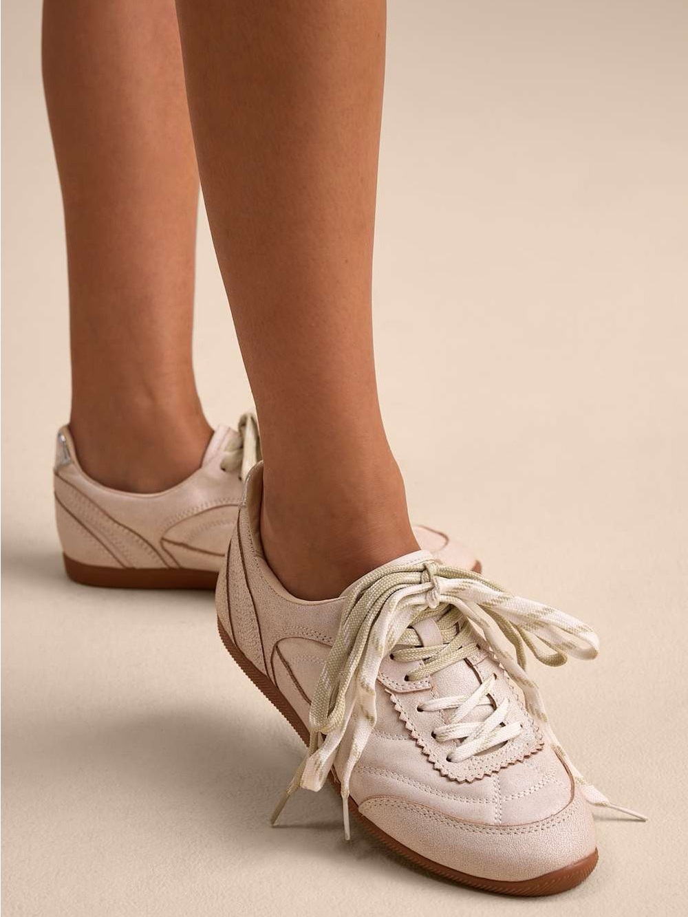 ⭐️Laini Off White Distressed Leather Lace-Up Sneakers
Dolce Vita size 7.5 NEW⭐️